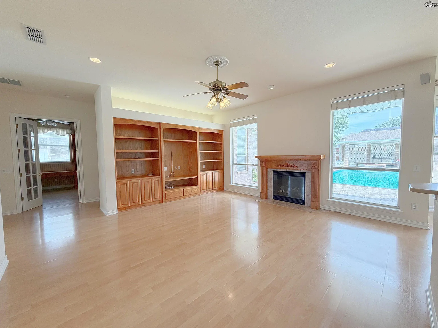 5 bed, 4.5 bath, 3969 sqft, $3,500 — Photo 4