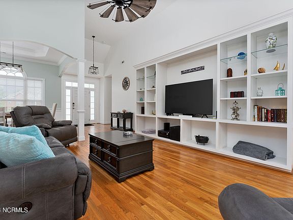 4th image of 652 Spencer Court