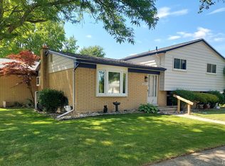 32311 Hampton Ct, Fraser, MI 48026