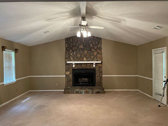 3rd image of 4208 Hillsdale Cir