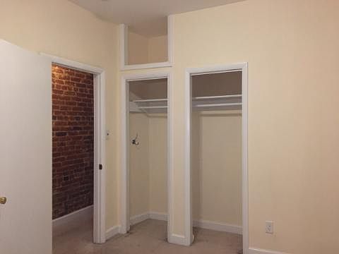 Middle room closets