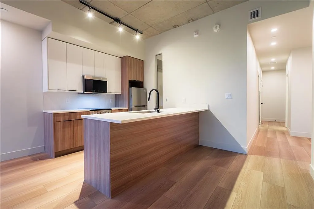 2 bed, 1.0 bath, 961 sqft, $2,950 — Photo 2