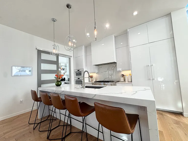 4732 Mercier St — Photo 10
