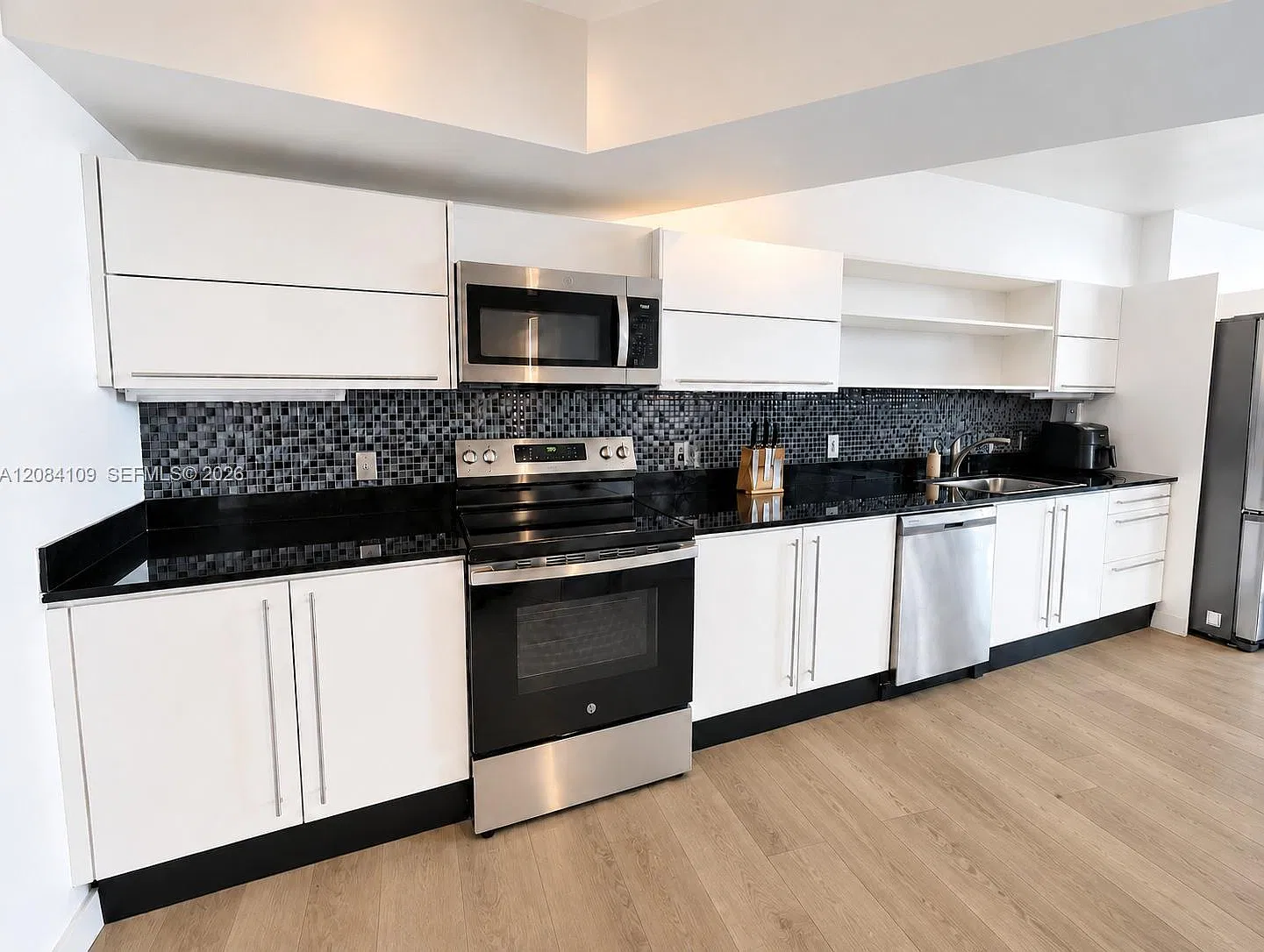Neo Vertika Condo — Photo 2