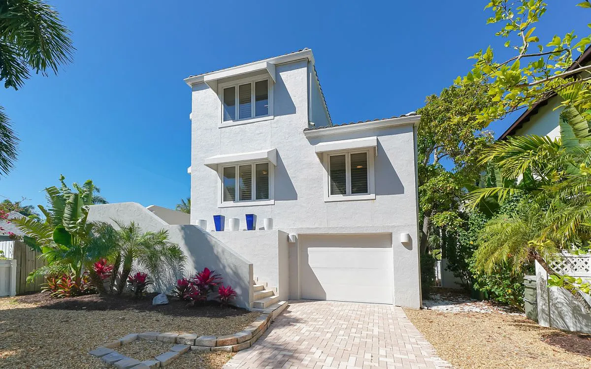 228 Van Buren Dr — Photo 1