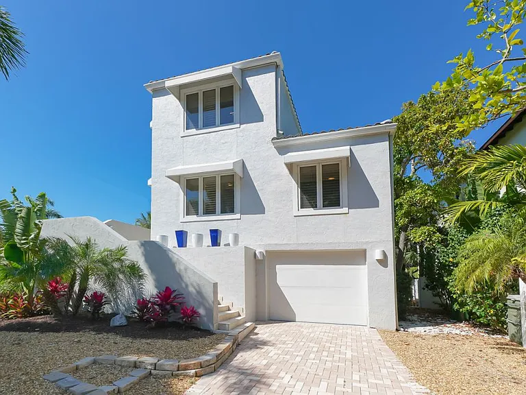 228 Van Buren Dr — Photo 1