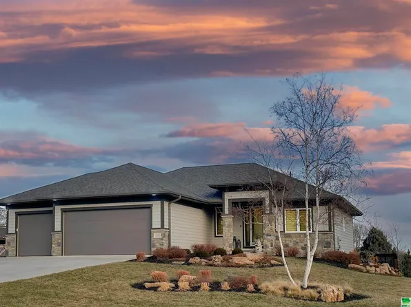 1232 Blackhawk Ct, Hinton, IA 51024