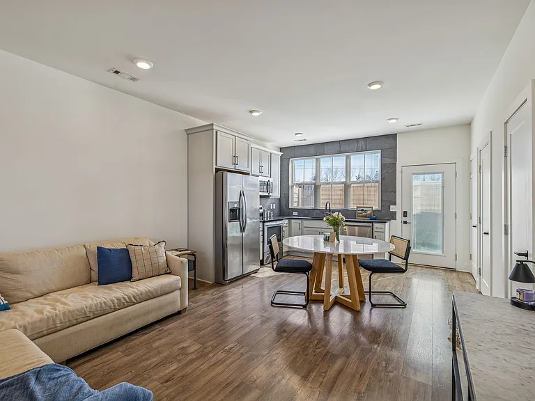 100 Thompson Ln #6 — Photo 11