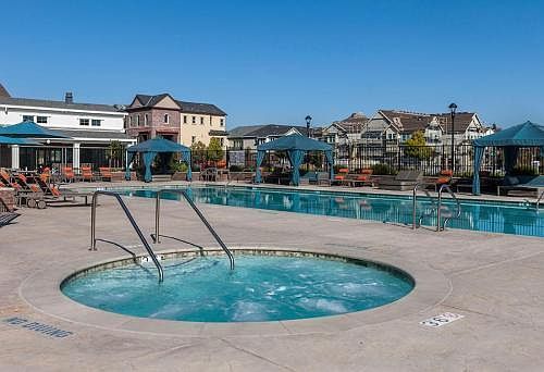 Access to pool / spa / lounge area in nearby clubhouse