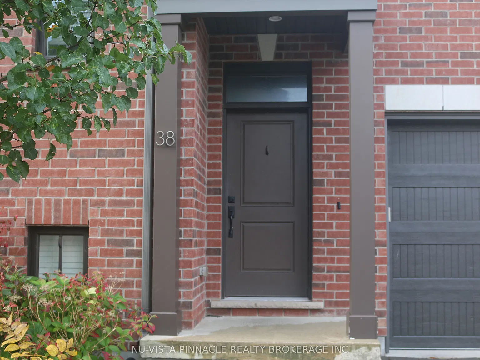 555 Sunningdale Rd E — Photo 2