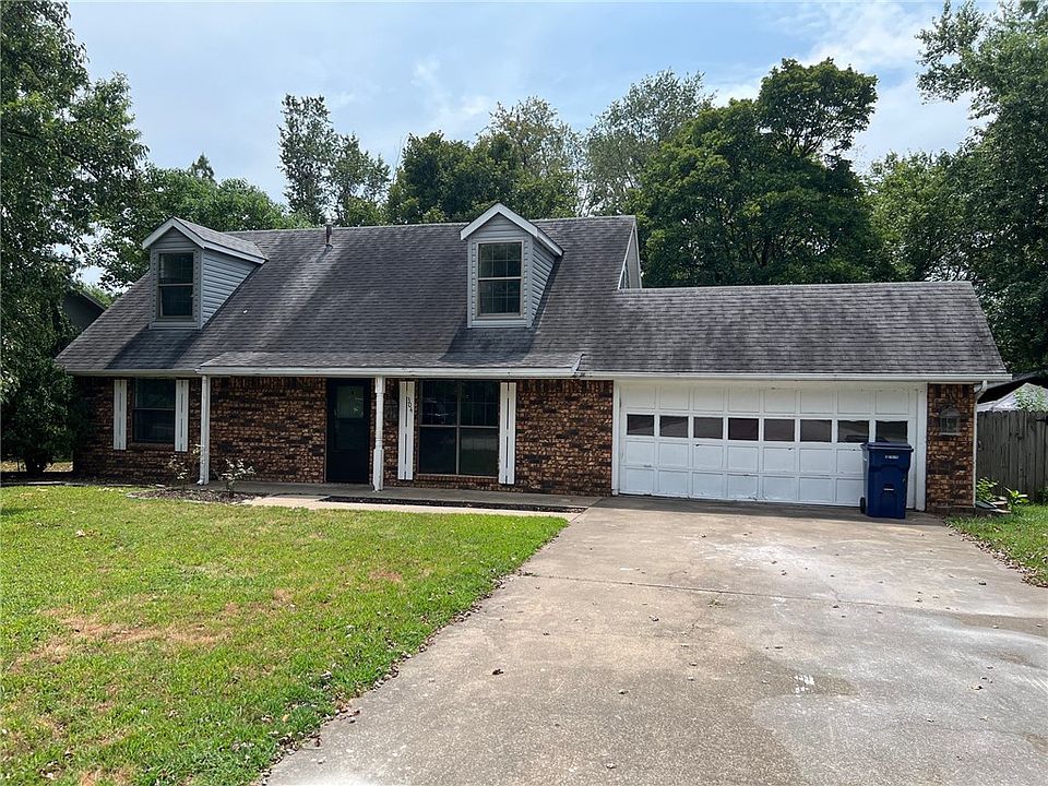 1st image of 304 Magnolia St