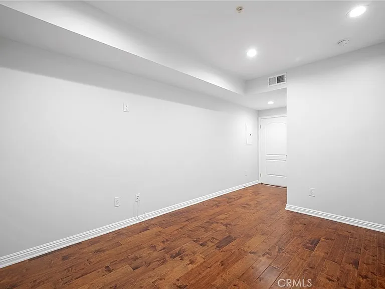 6800 Corbin Ave — Photo 24