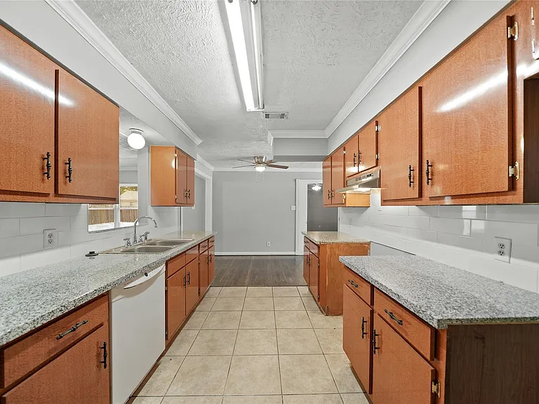 2835 Dragonwick Dr — Photo 10