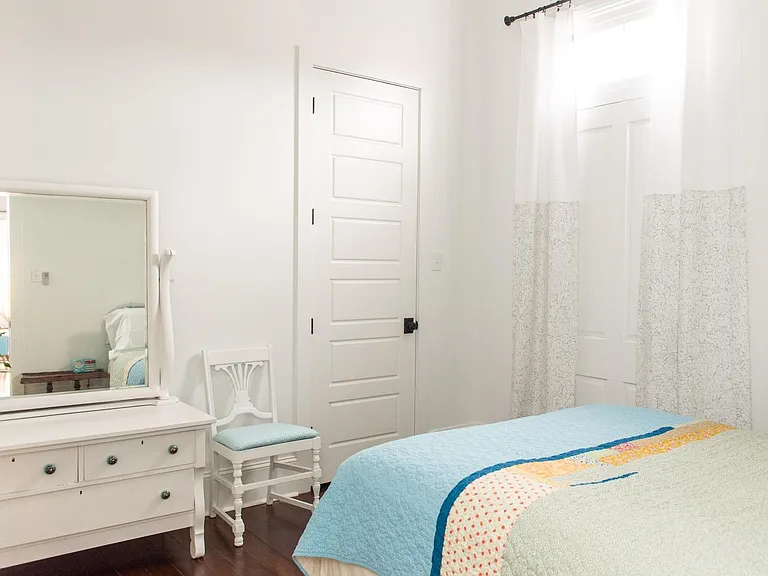 1040 Louisa St — Photo 9