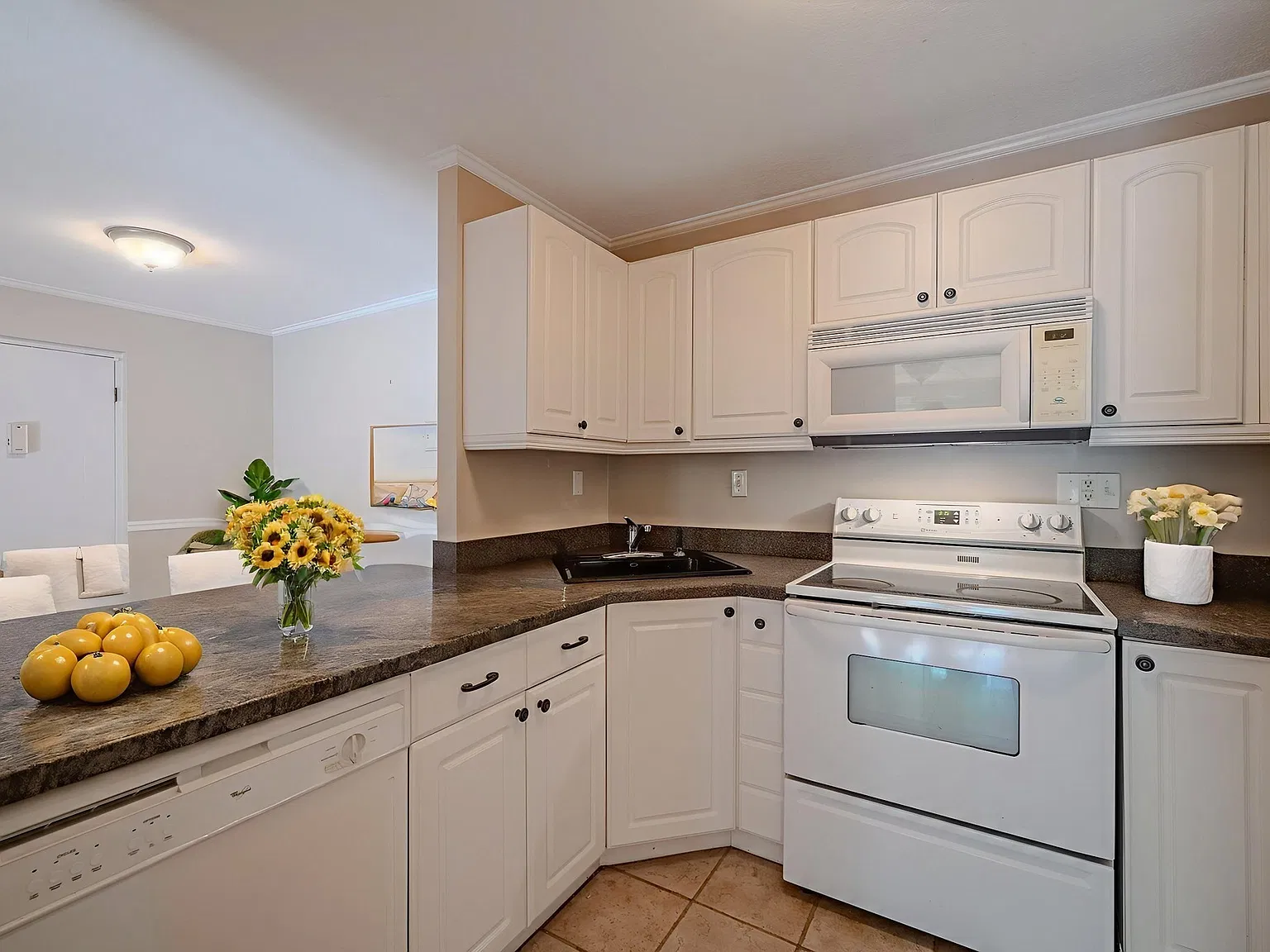 2 bed, 1000 sqft, $2,650 — Photo 3