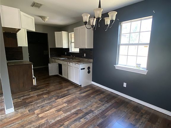 4th image of 909 Range St