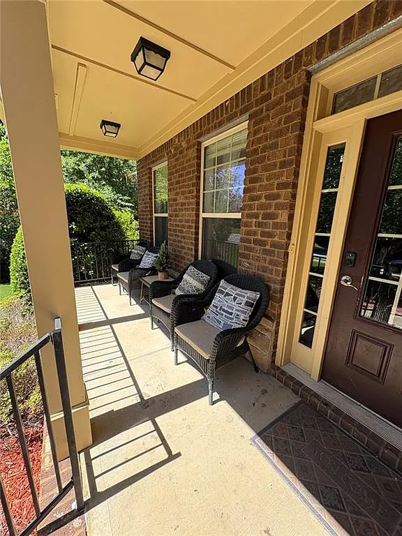 5 bed, 4.0 bath, 4140 sqft, $3,200 — Photo 2