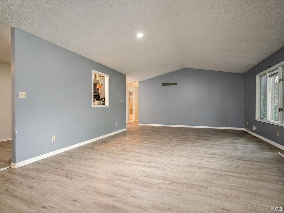 26085 Superior Rd, photo 6