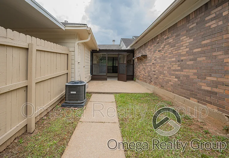 548 Hollow Wood Rd — Photo 9