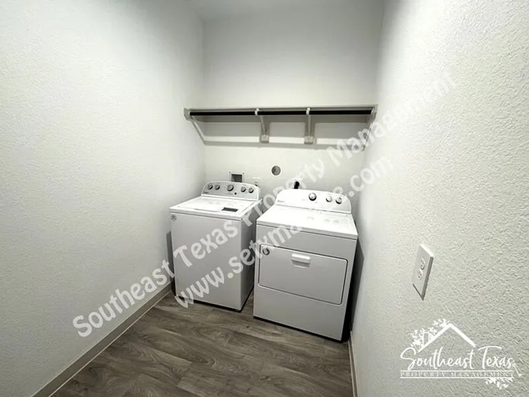 111 Lakeway Cir — Photo 23