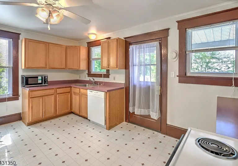 97 Youmans Ave — Photo 7