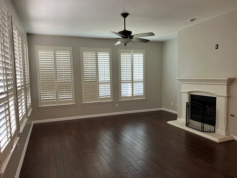 2413 Bridgeport Dr — Photo 2