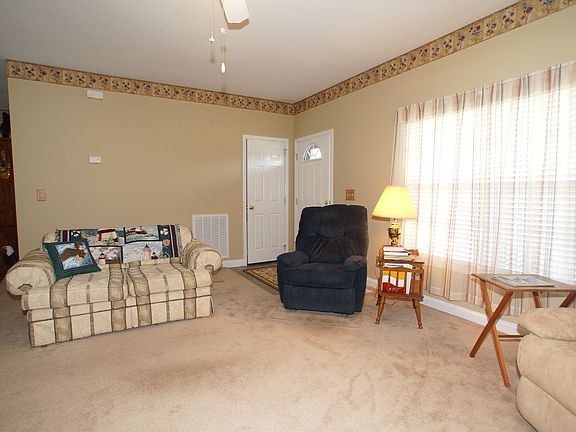 4th image of 136 Wayside Dr