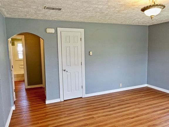 4th image of 506 W Centennial Ave