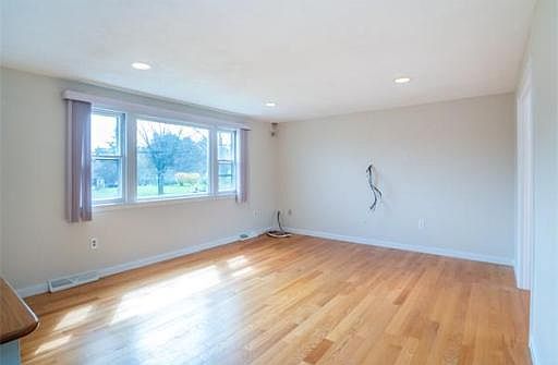 4th image of 51 Heidenrich Dr