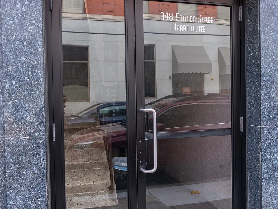 348 Station St #4