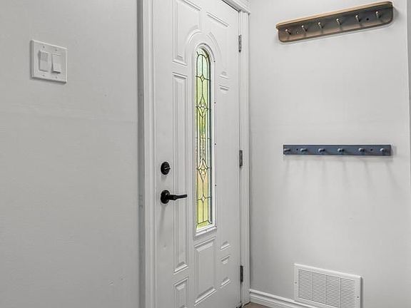4th image of 1877 Royal Cres
