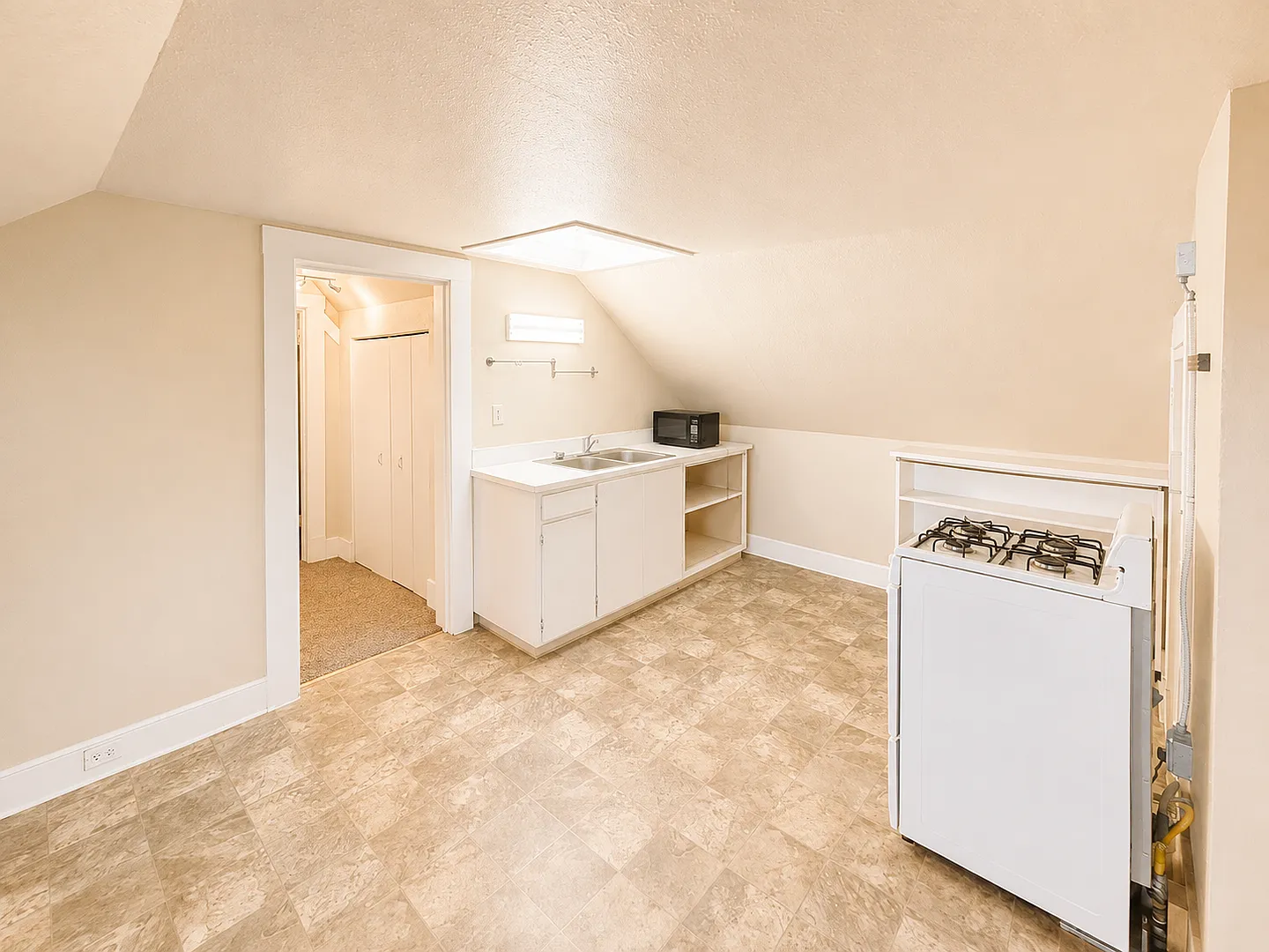 Downtown 2-Bedroom Just Blocks from Colorado College — Photo 4