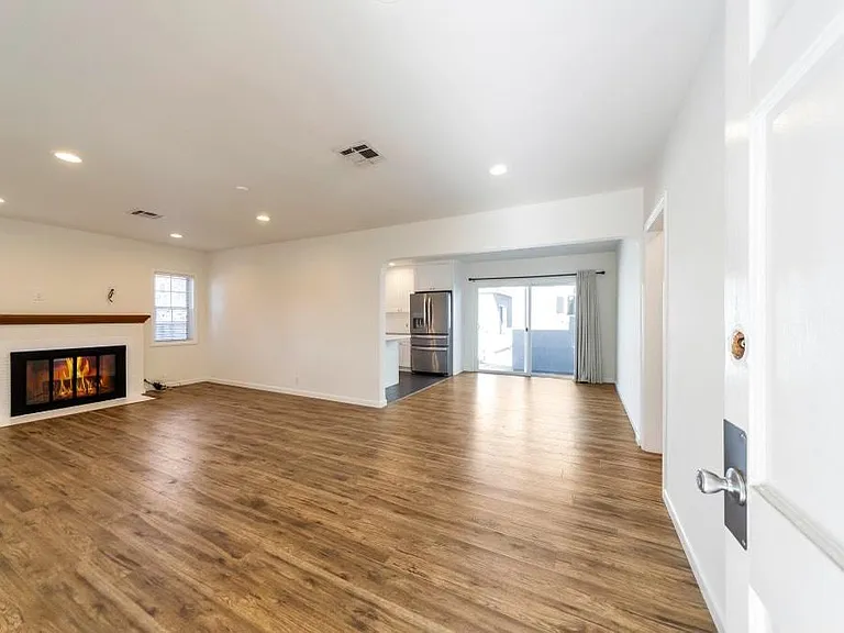 11613 Haynes St — Photo 2