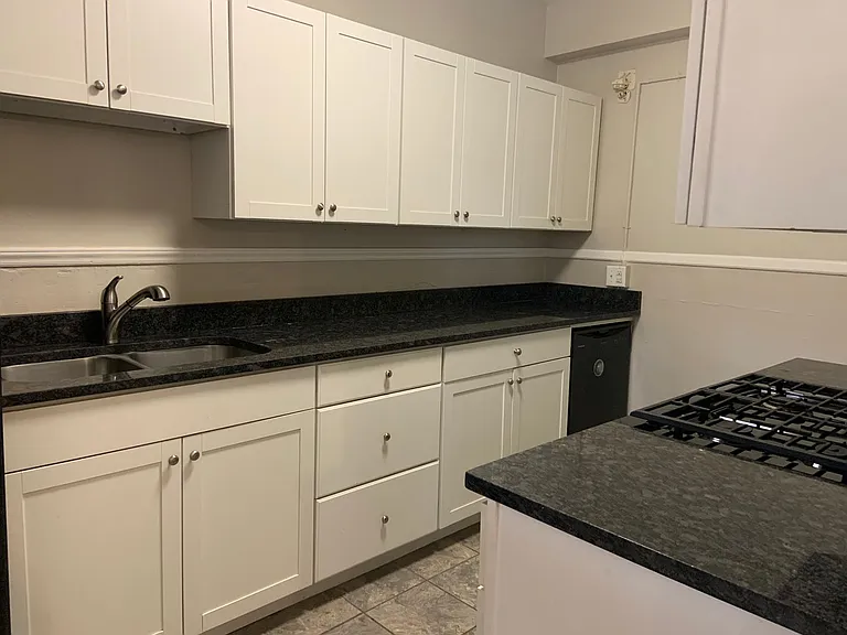 Winburn Court Apartments — Photo 21