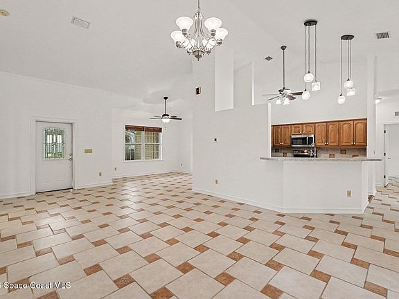 5th image of 495 Seagrass Ave