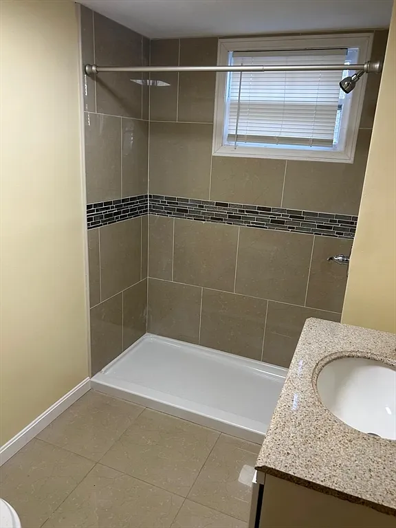 3 bed, 1.0 bath, 1756 sqft, $2,500 — Photo 4
