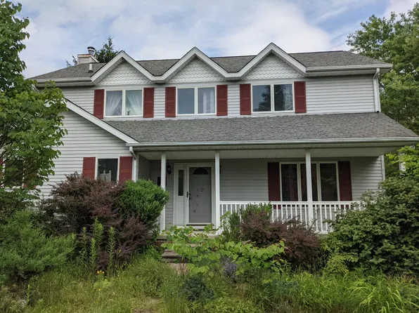 9281 Lake Crest Dr, Whitmore Lake, MI 48189