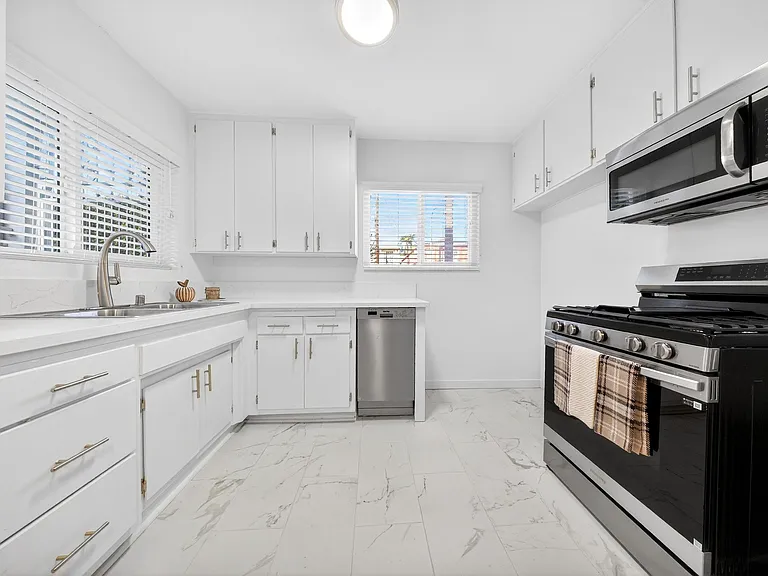 1815 N. Harvard Blvd — Photo 11
