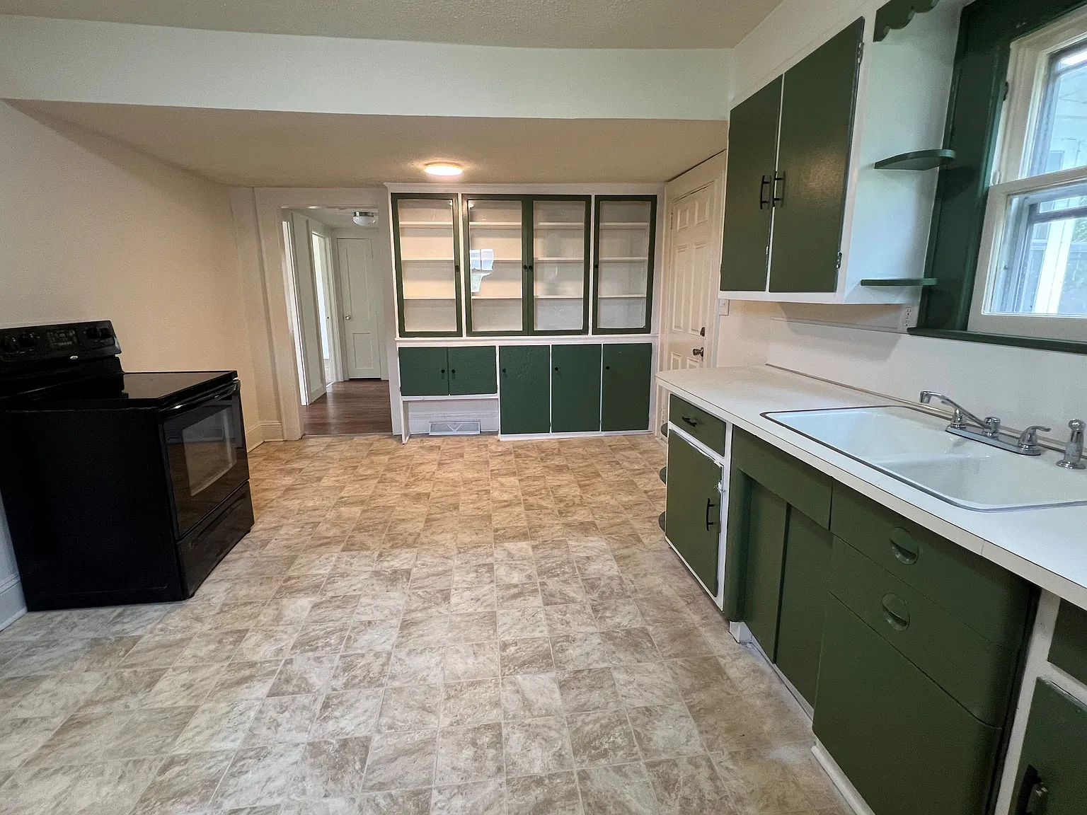 3 bed, 936 sqft, $1,095 — Photo 3