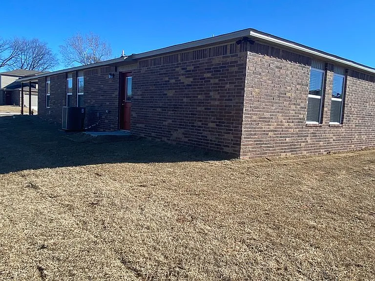 2704B Sidney St — Photo 16