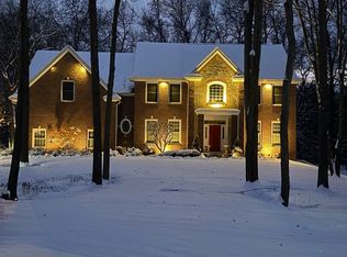 2384 E Cardinal Dr, Midland, MI 48642