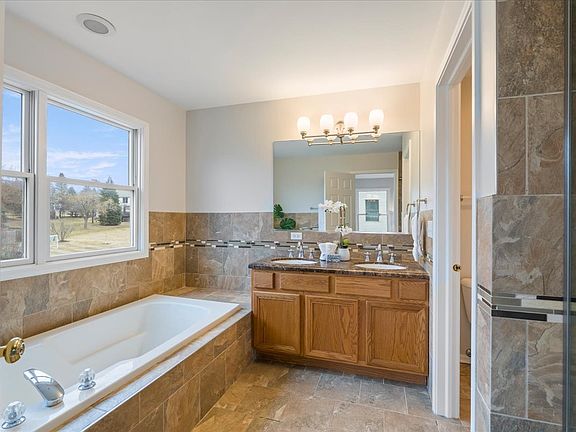 3rd image of 1294 Hunters Rdg E