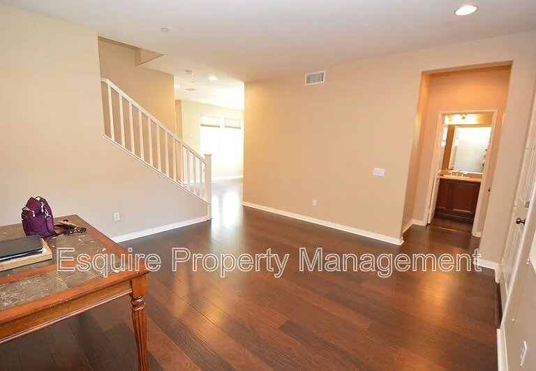 3246 N Ventura Rd — Photo 3
