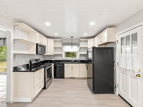 5th image of 613 Robert E Lee Drive