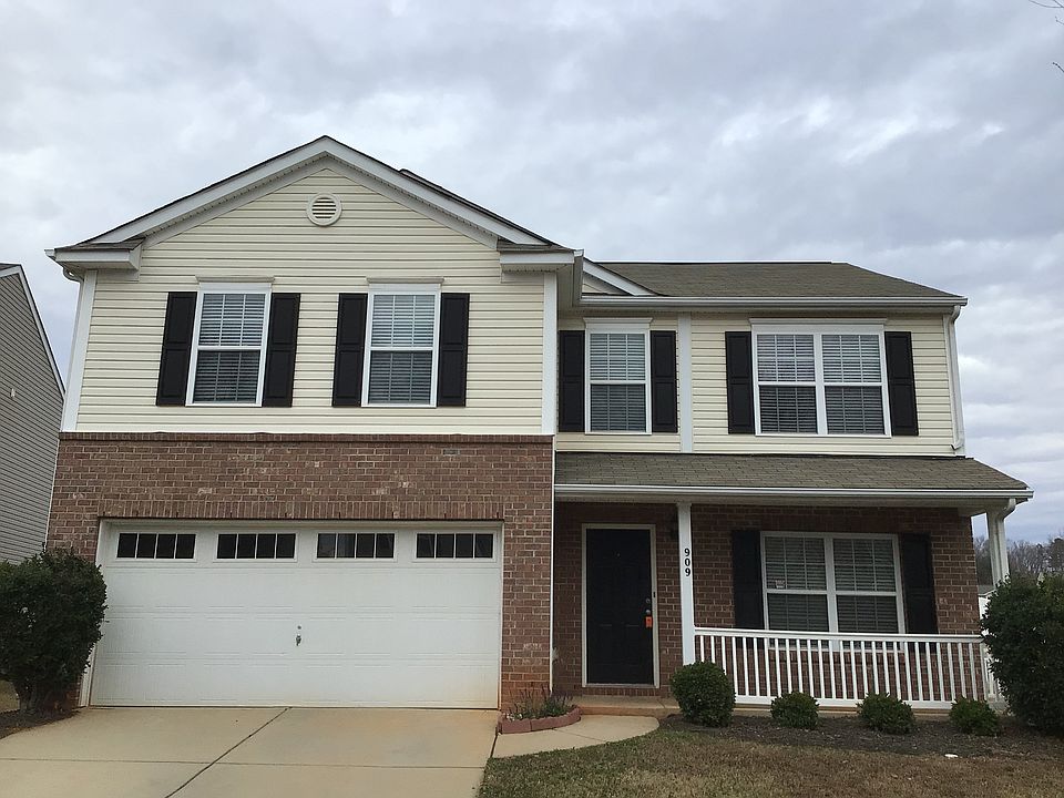 1st image of 909 Silverberry St