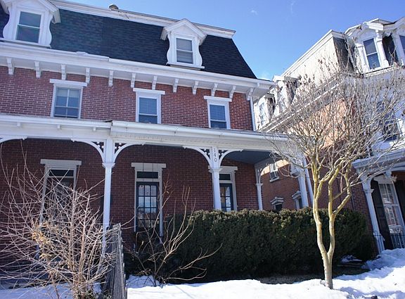 3rd image of 140 Gay St