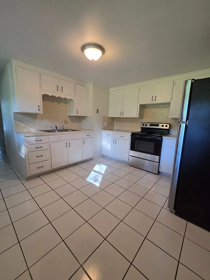 2 bed, 1.0 bath, 900 sqft, $1,150 — Photo 2