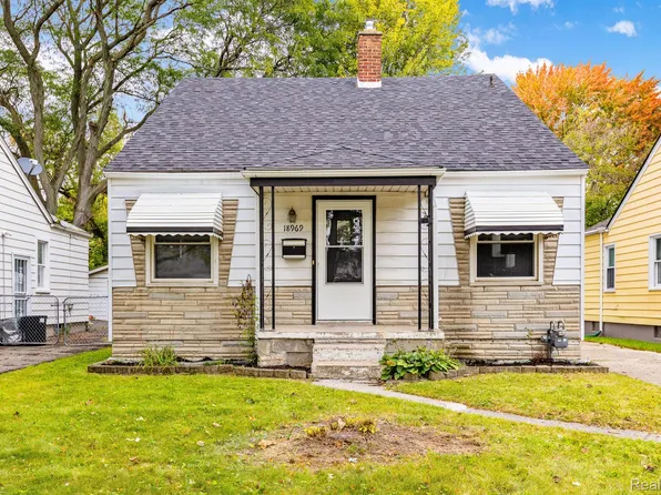 18969 Woodcrest St, Harper Woods, MI 48225