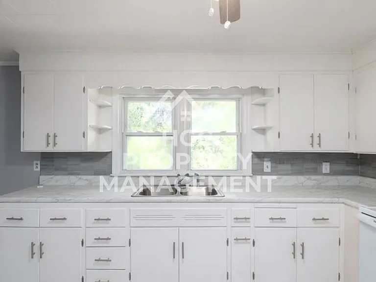 1228 Irving Ave — Photo 8