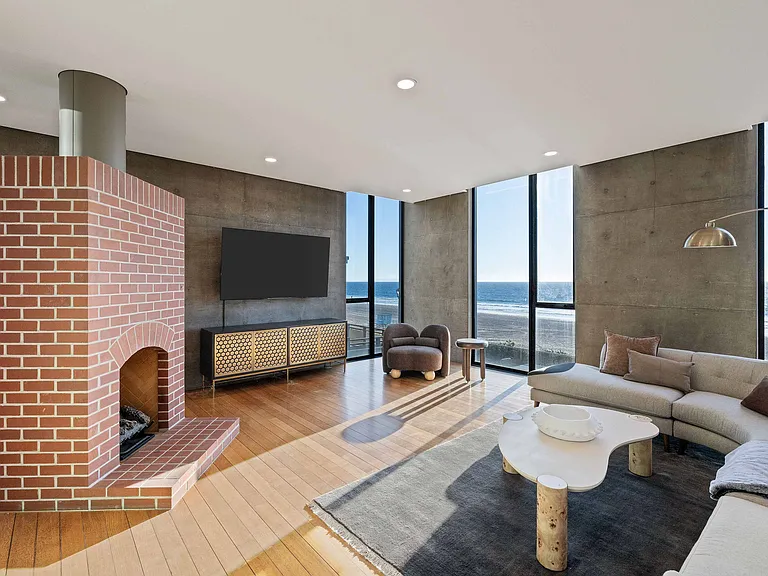 1812 The Strand — Photo 11